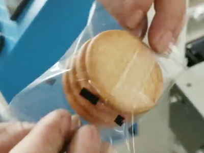 全自動包裝機(jī)包裝餅干作業(yè)現(xiàn)場